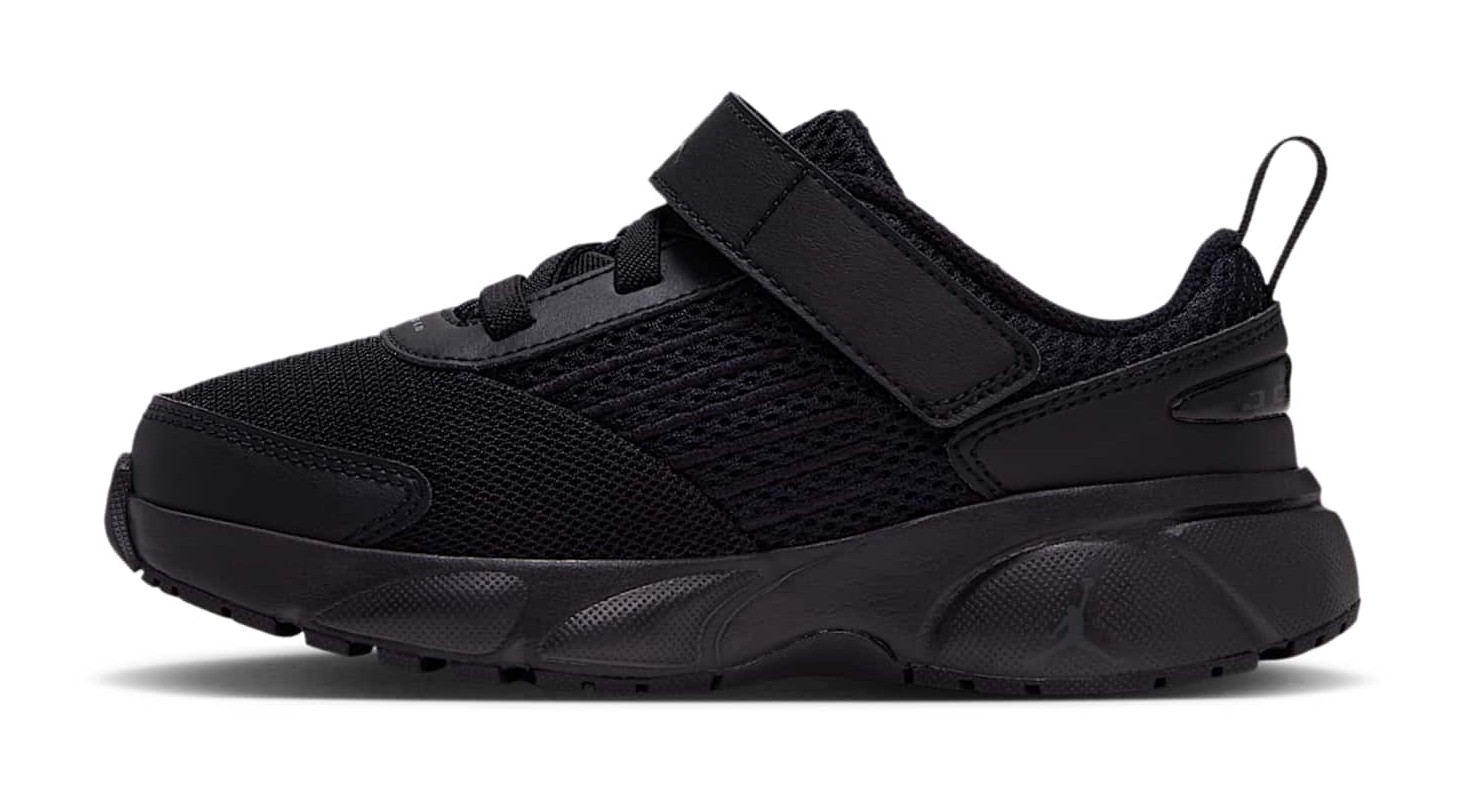 Jordan Trunner Flow "Black & Dark Smoke Grey"
